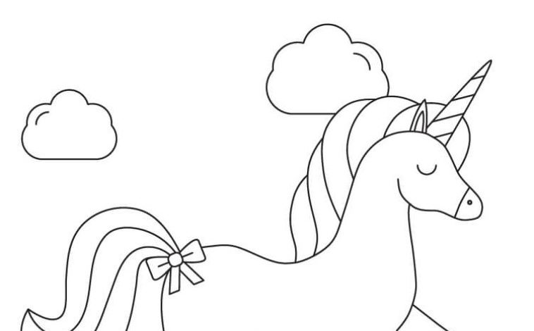 Boyama Sayfası Büyülü Tek Boynuzlu At ve Bulutlar
