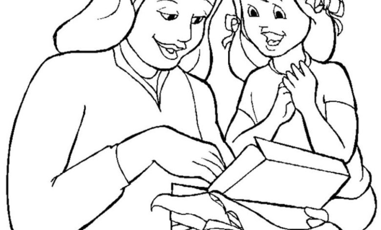 Anne ve Çocuğunun Hediye Açma Anı Boyama Sayfası