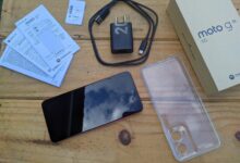 Kutusundan çıkarılmış akıllı telefon, şarj aleti, kablo ve kılıf