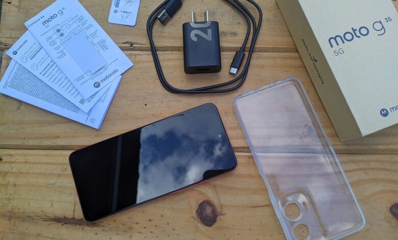 Kutusundan çıkarılmış akıllı telefon, şarj aleti, kablo ve kılıf