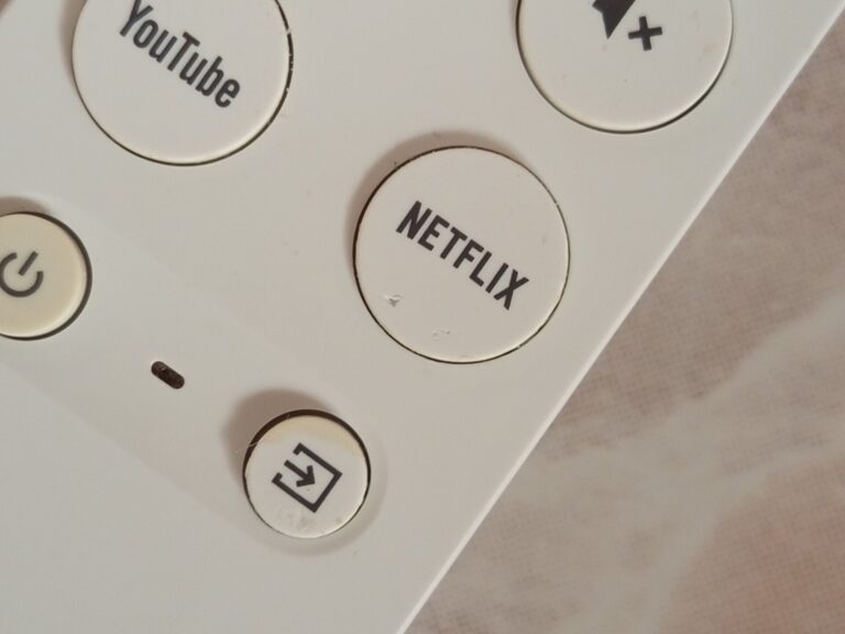 Kumanda üzerindeki Netflix ve YouTube tuşları