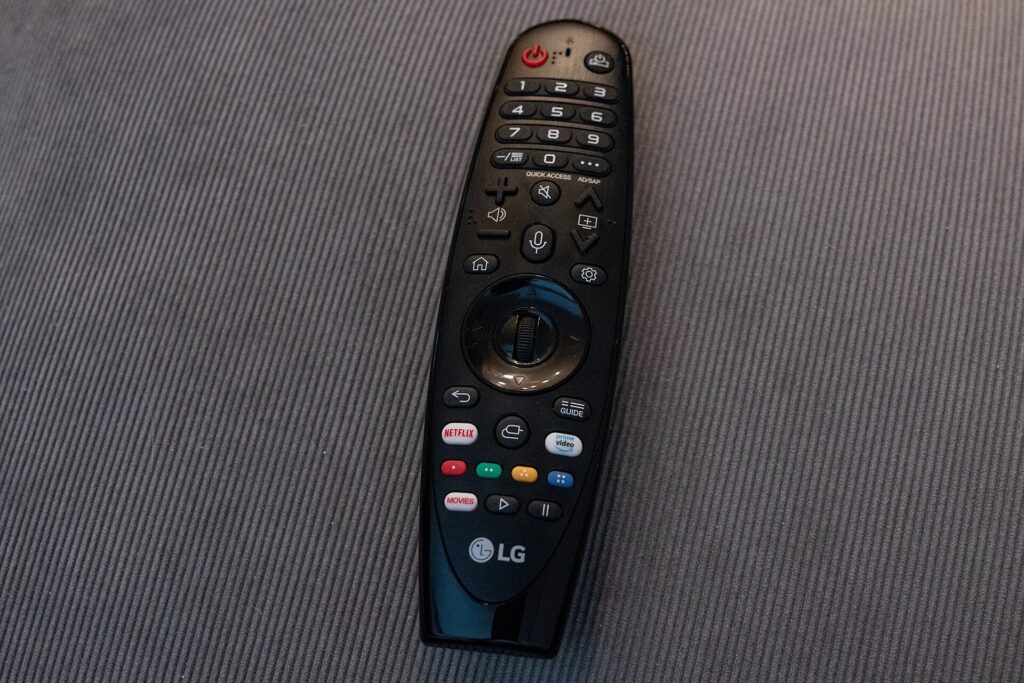 Netflix ve Prime Video tuşları olan televizyon kumandası