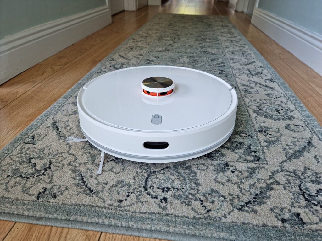 Koridordaki halının üzerinde çalışan LiDAR'lı robot süpürge